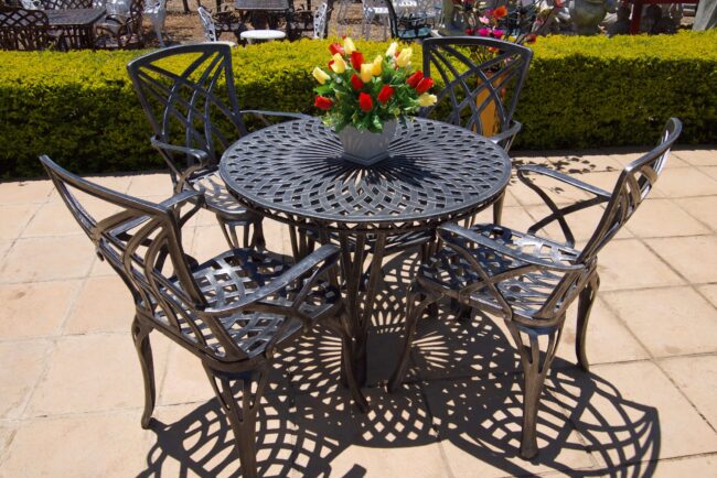 Four-Seater Cast Aluminium Patio Furniture Willow Set with 100cm Round Crystal Table